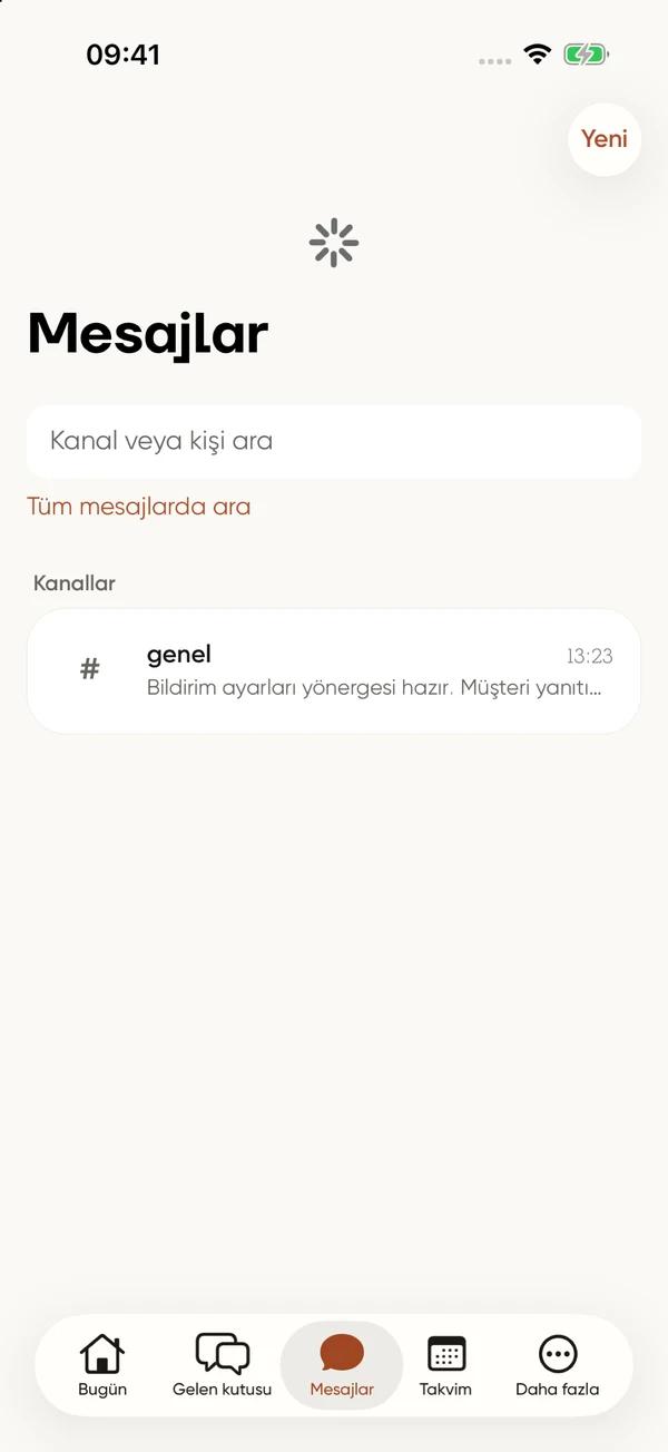 İletişim iOS uygulamasında ekip içi Mesajlar ekranı; kurgusal demo verileri